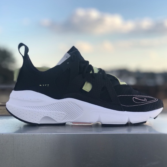 nike huarache type on feet